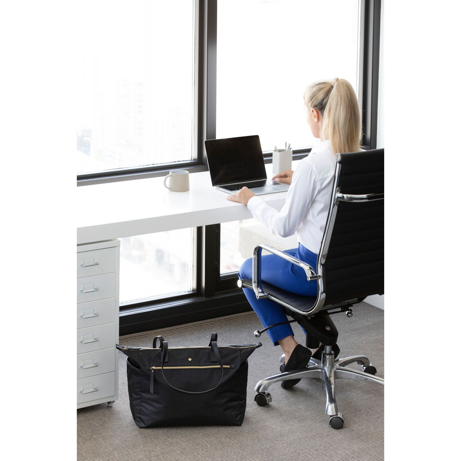 1281751041_DeluxeCarryAll_11_Lifestyle